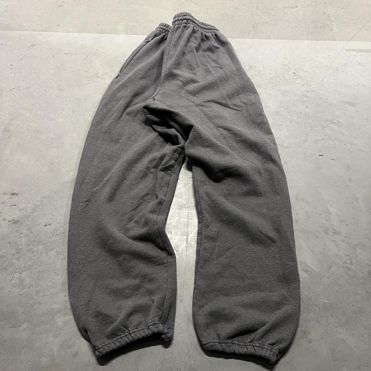 Vintage Vintage Y2K/2000s Grey Essential Loungewear sweatpants with pockets and adjustable waistband! Size US 30 / EU 46 - 5 Thumbnail
