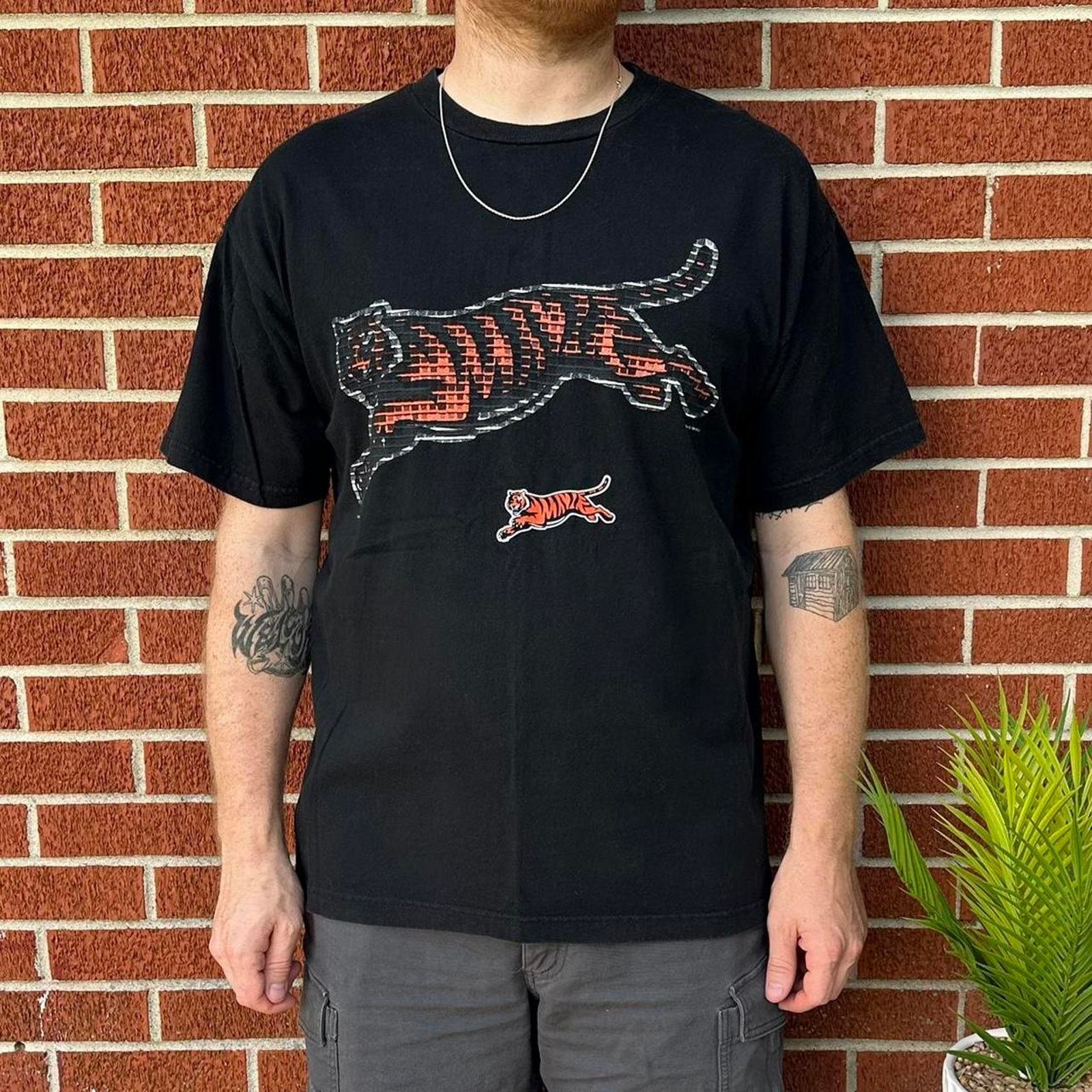 NFL Vintage 1999 cincinnati bengals tiger big logo graphic shirt Size US XL / EU 56 / 4 - 1 Thumbnail