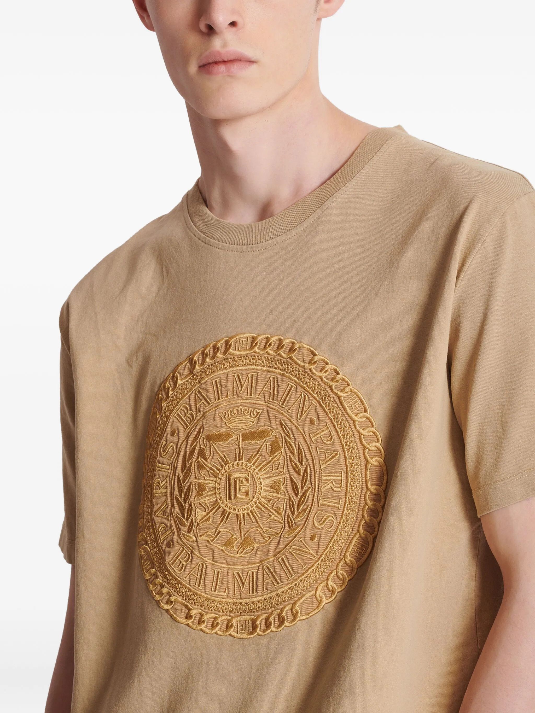 Balmain o1loc1c0526 Médaille-Embroidered T-Shirt in Camel Brown Size US XL / EU 56 / 4 - 6 Thumbnail