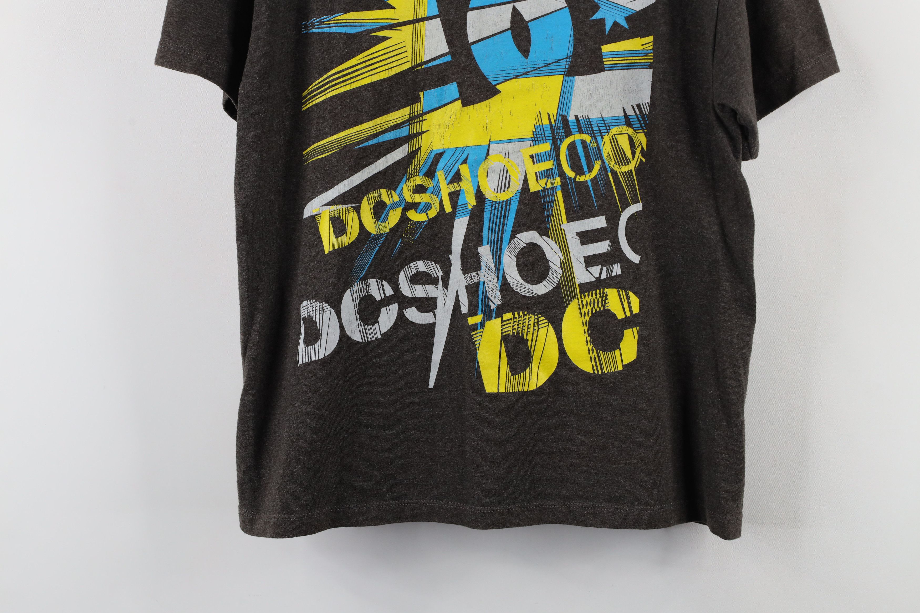 Vintage Vintage DC Shoes Spell Skateboarding Skateboard T-Shirt Gray Size US XS / EU 42 / 0 - 3 Thumbnail