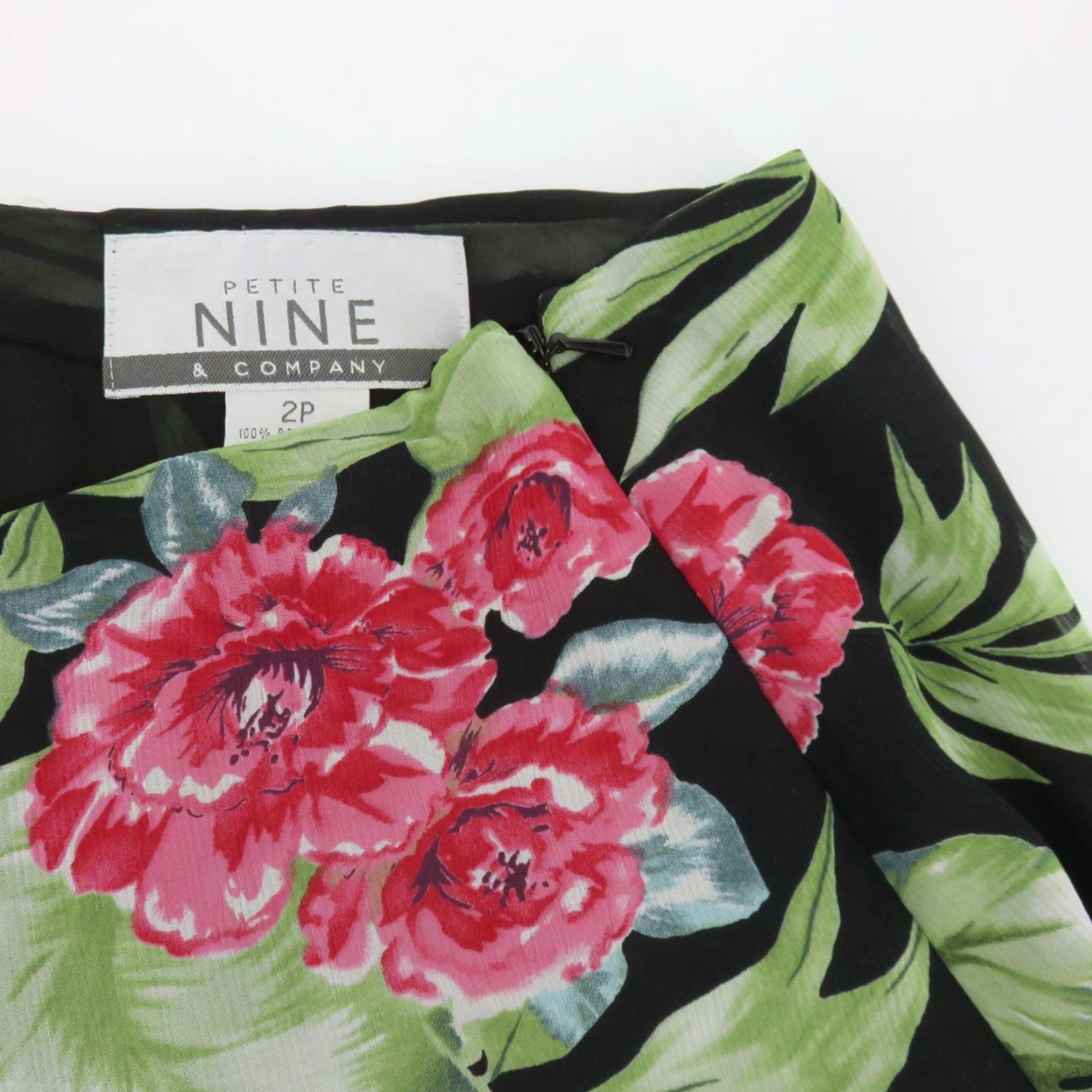 Vintage VINTAGE Nine & Company Petite 2P Black Floral Pencil Skirt Knee Length Women's Skirt, Lined, Zip Closure, Polyester, 90s Size 26" / US 2 / IT 38 - 4 Thumbnail