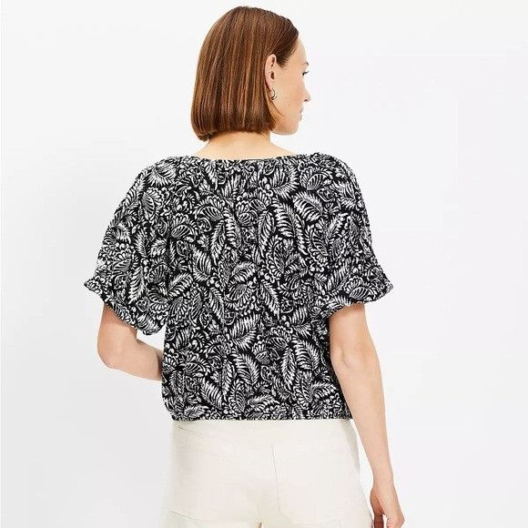 Loft New LOFT Womens Top Palm Crinkle Bubble Hem Blouse Black Whi Size M / US 6-8 / IT 42-44 - 2 Thumbnail