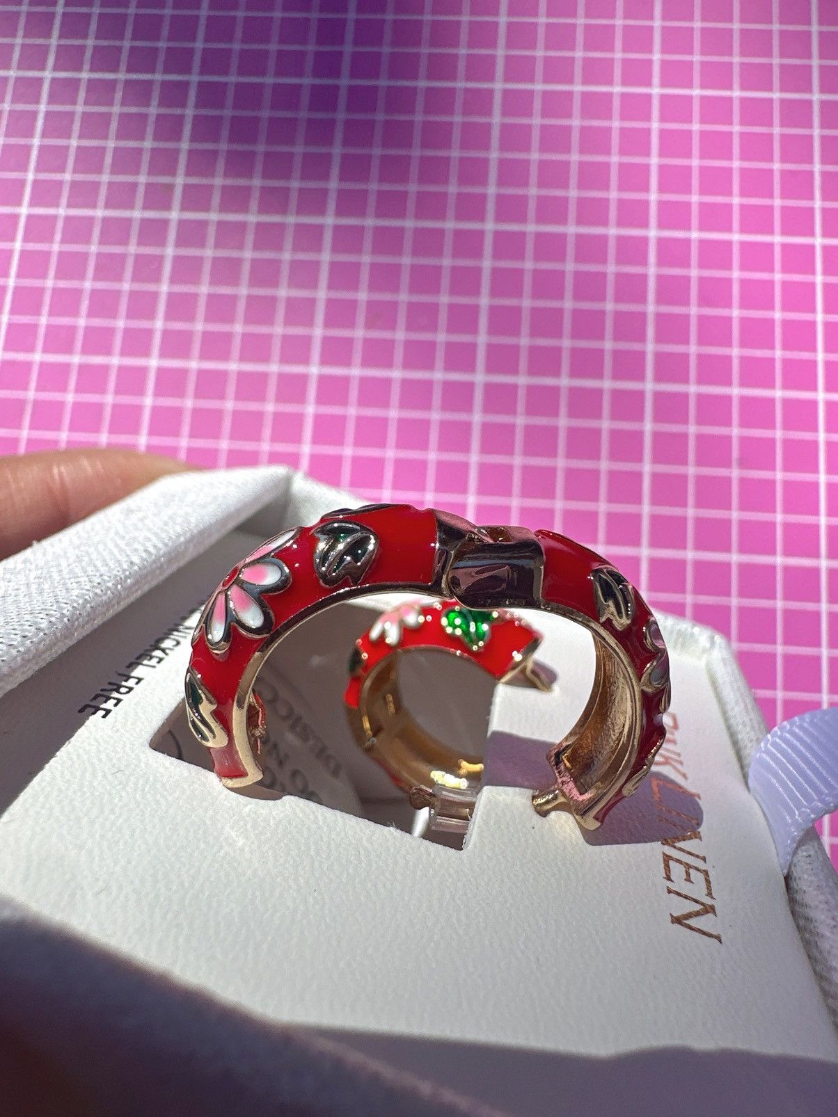 Designer Pink linen clip on earrings red gold tone flower loop LEAd Size ONE SIZE - 5 Thumbnail