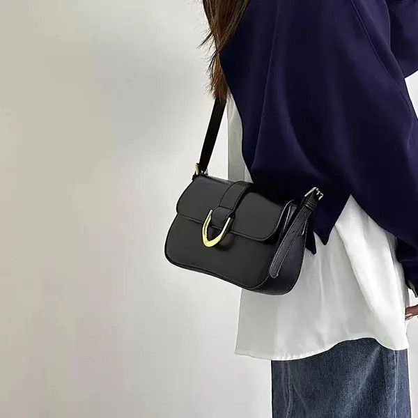 black shoulder bag