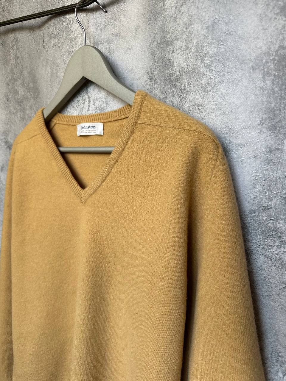 Johnstons Of Elgin Johnstons of Elgin V-Neck Wool Sweater Jumper Beige LS Size US XL / EU 56 / 4 - 6 Thumbnail