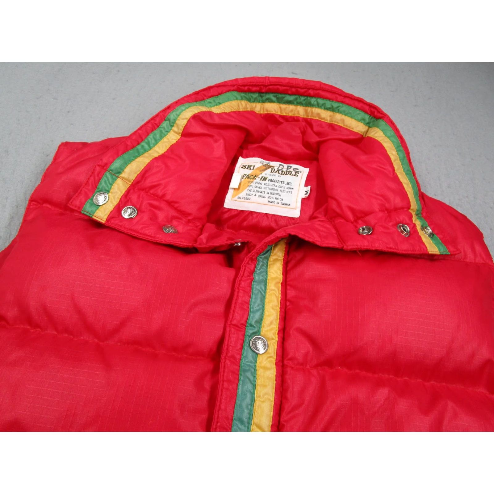 VINTAGE Ski Daddle Vest Mens M Red Down Nylon Outdoor 80s Skiing Puffer Jacket Mid-Length Stand-Up Collar Zipper Pockets Quilted