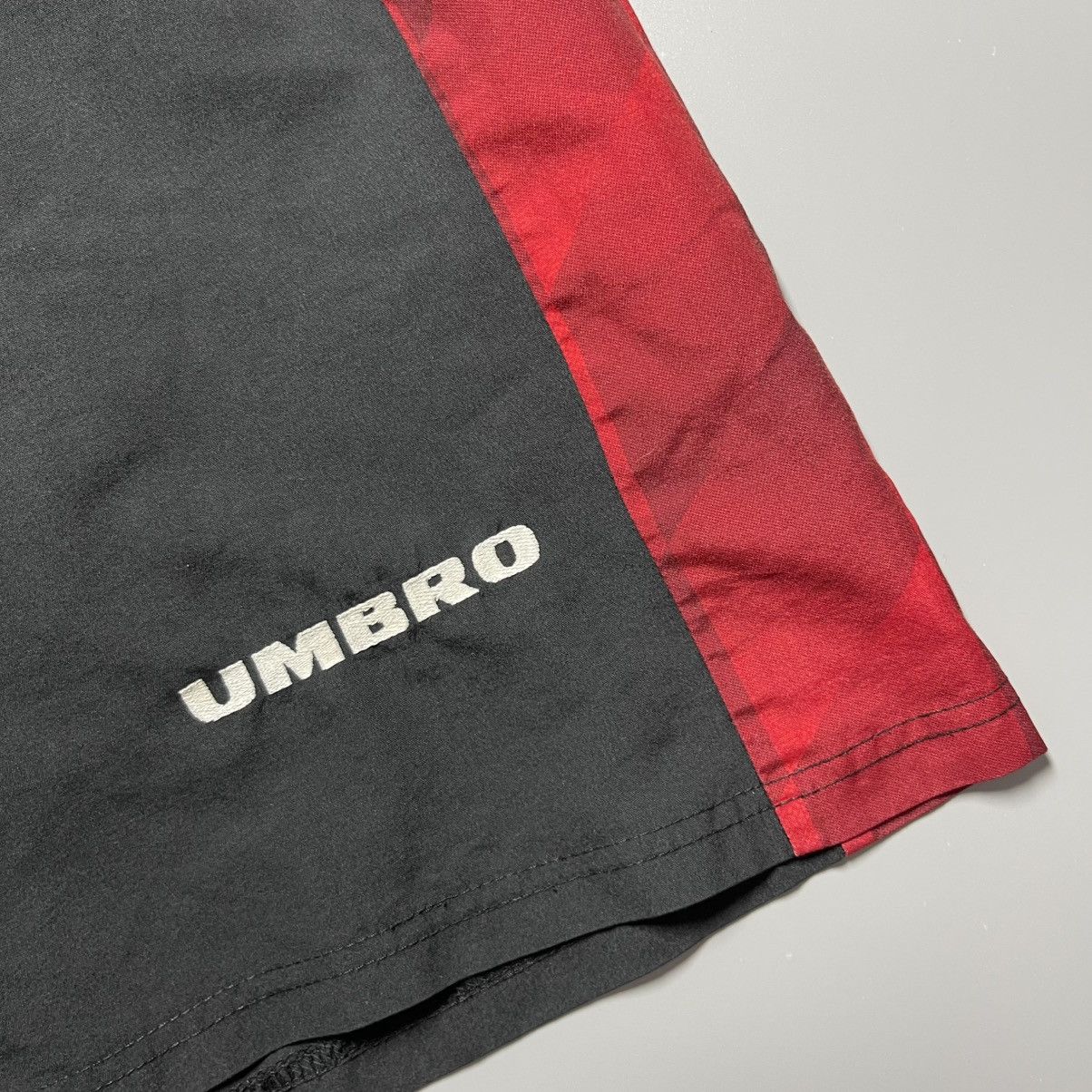 Umbro MAN UNITED UMBRO 1996/1997 FOOTBALL HOME VINTAGE SHORTS Size US 30 / EU 46 - 3 Thumbnail