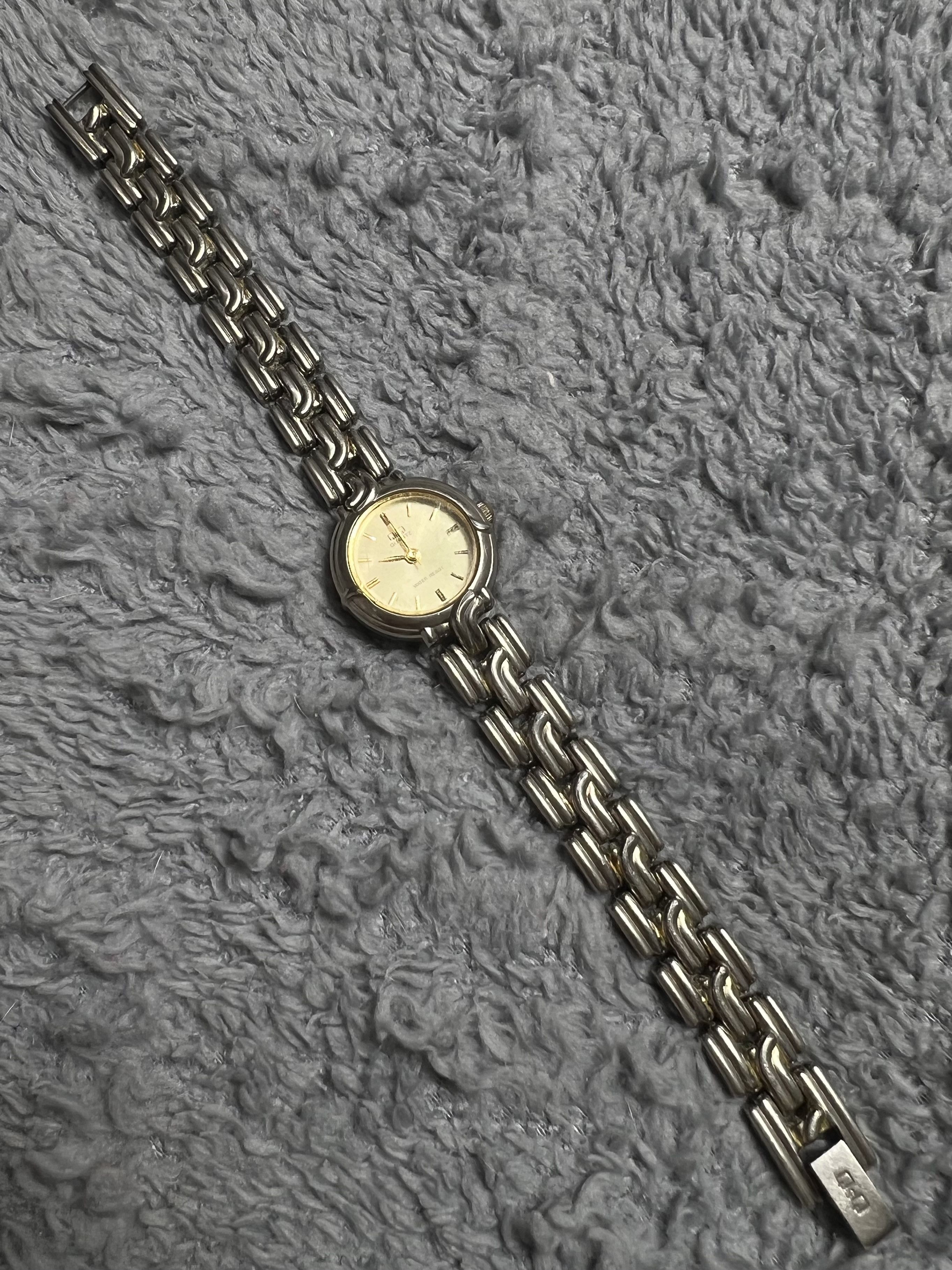 Japanese Brand Futuristic Minimalistic Q&Q Japanese Style Bracelet Watch Size ONE SIZE - 2 Thumbnail