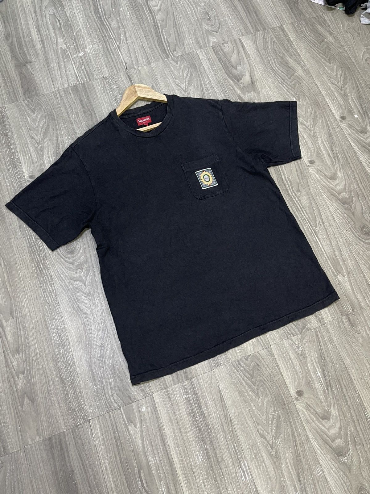 Supreme Supreme Crest Label Pocket Tee Black Size (M) Size US M / EU 48-50 / 2 - 10 Thumbnail