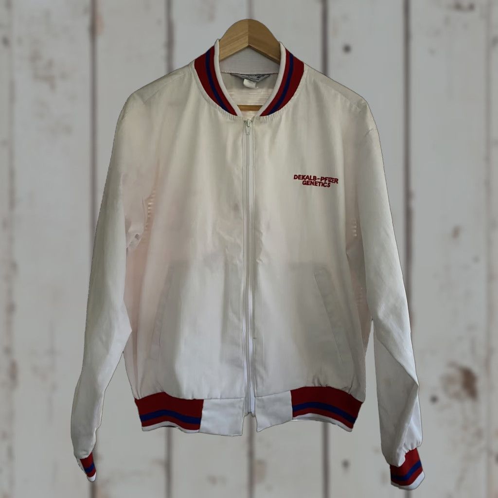 Vintage VINTAGE Dekalb Pfizer Genetics Jacket Windbreaker Trucker Farm Seed Corn Swingster L Mens White Zip Size US L / EU 52-54 / 3 - 1 Thumbnail