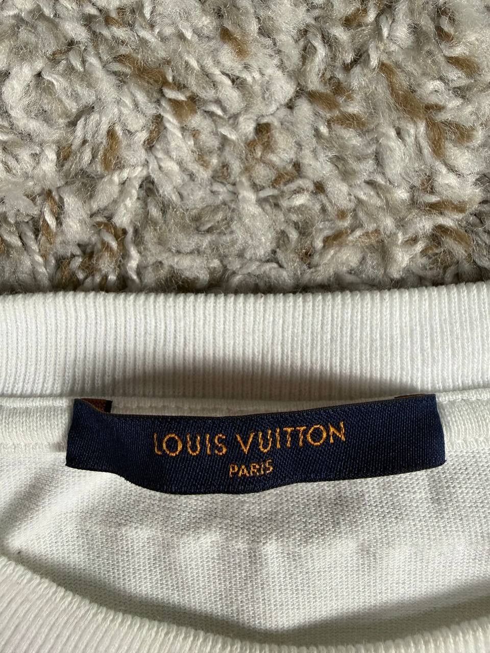 Louis Vuitton Louis Vuitton LV Pendant Crew Neck Short Sleeve T-Shirt Size US S / EU 44-46 / 1 - 10 Thumbnail