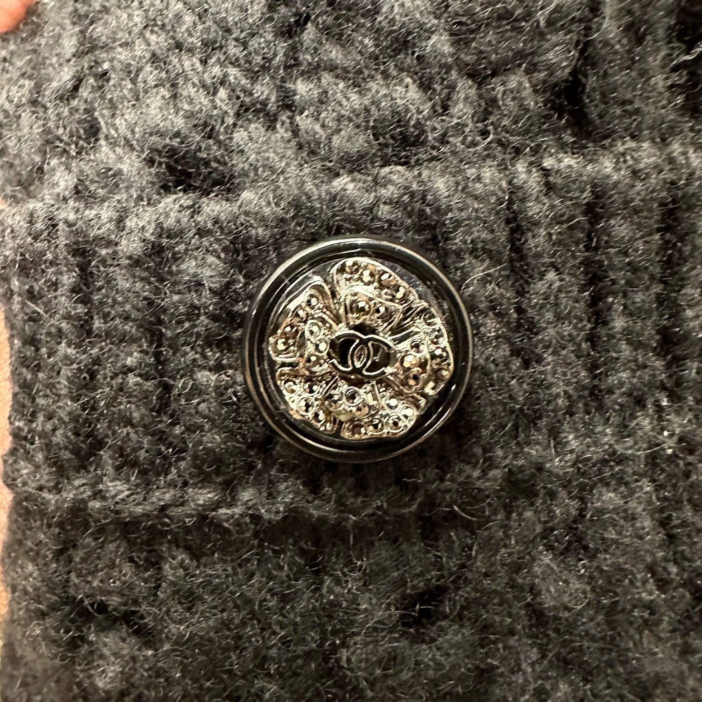 Chanel Chanel 462 Crystal Camellia Button Cashmere Cutout Knit 34 Size XS / US 0-2 / IT 36-38 - 6 Thumbnail