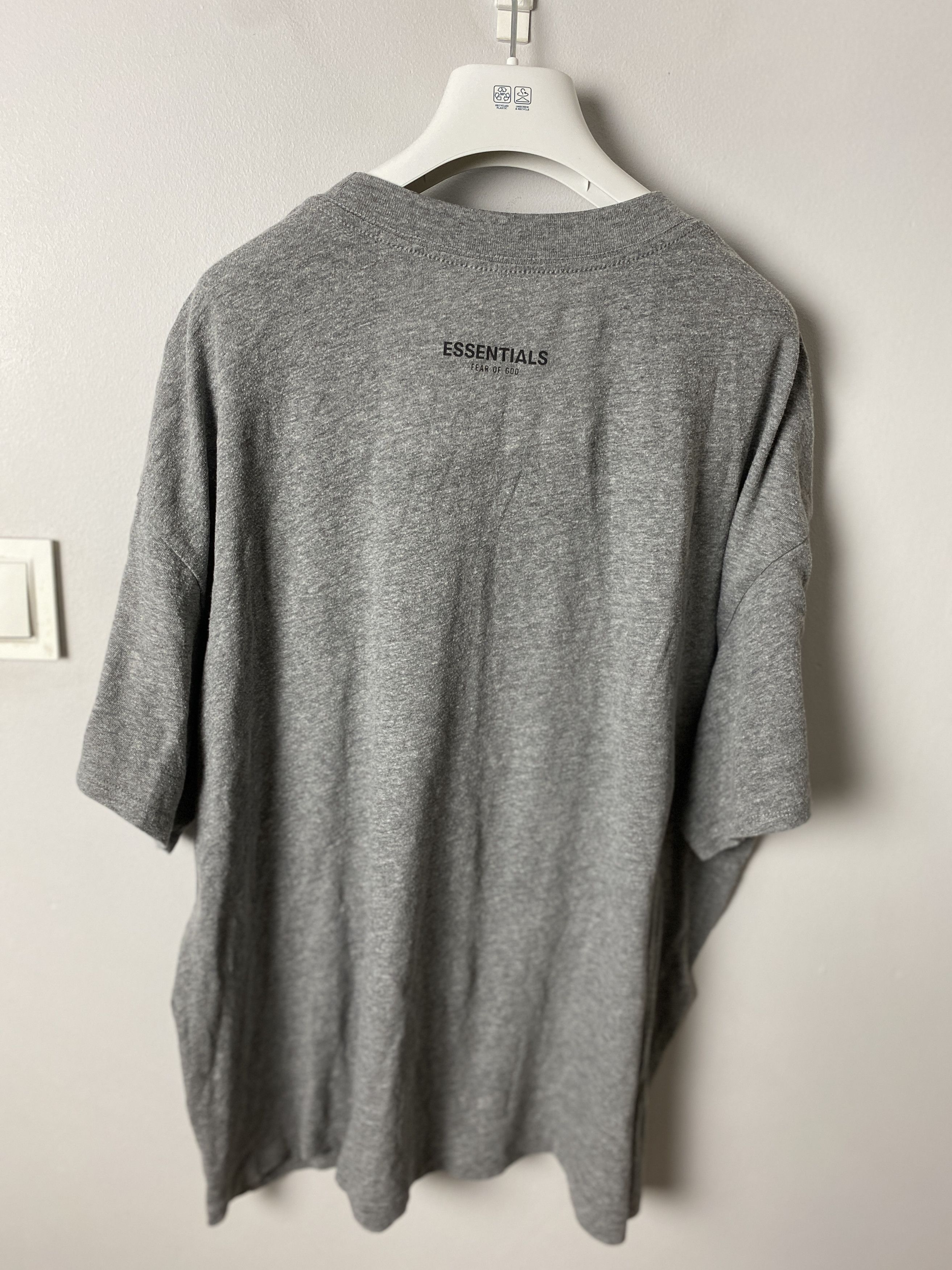 Essentials Essentials Fear of God t-shirt tee basic small logo Size US L / EU 52-54 / 3 - 1 Thumbnail