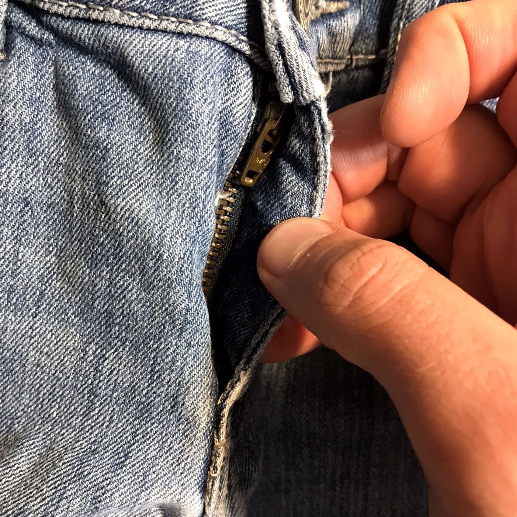 Levi's Levi's Shorts Women Slim Cut-Off Light Blue Denim 2 Inseam 26 Inseam 5-Pocket Zip Button Logo Size 26" / US 2 / IT 38 - 3 Thumbnail
