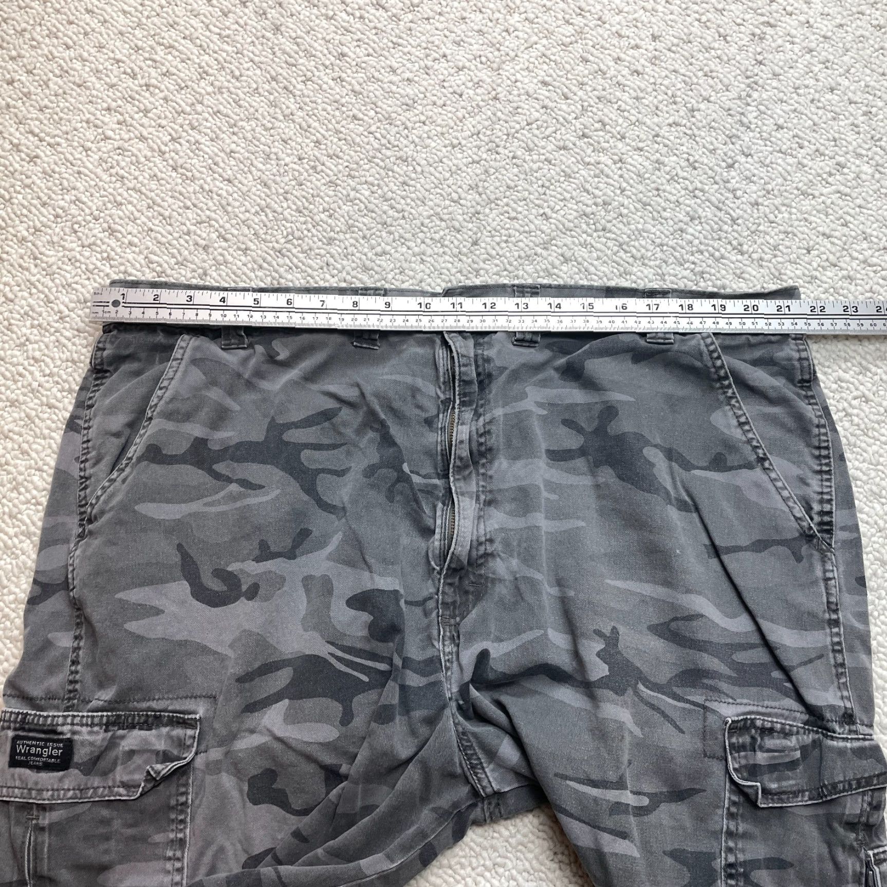 Wrangler Wrangler Cargo Shorts Mens 44 Gray Camo Camoflauge Pockets 9.5" Inseam Adult Size US 43 - 7 Thumbnail