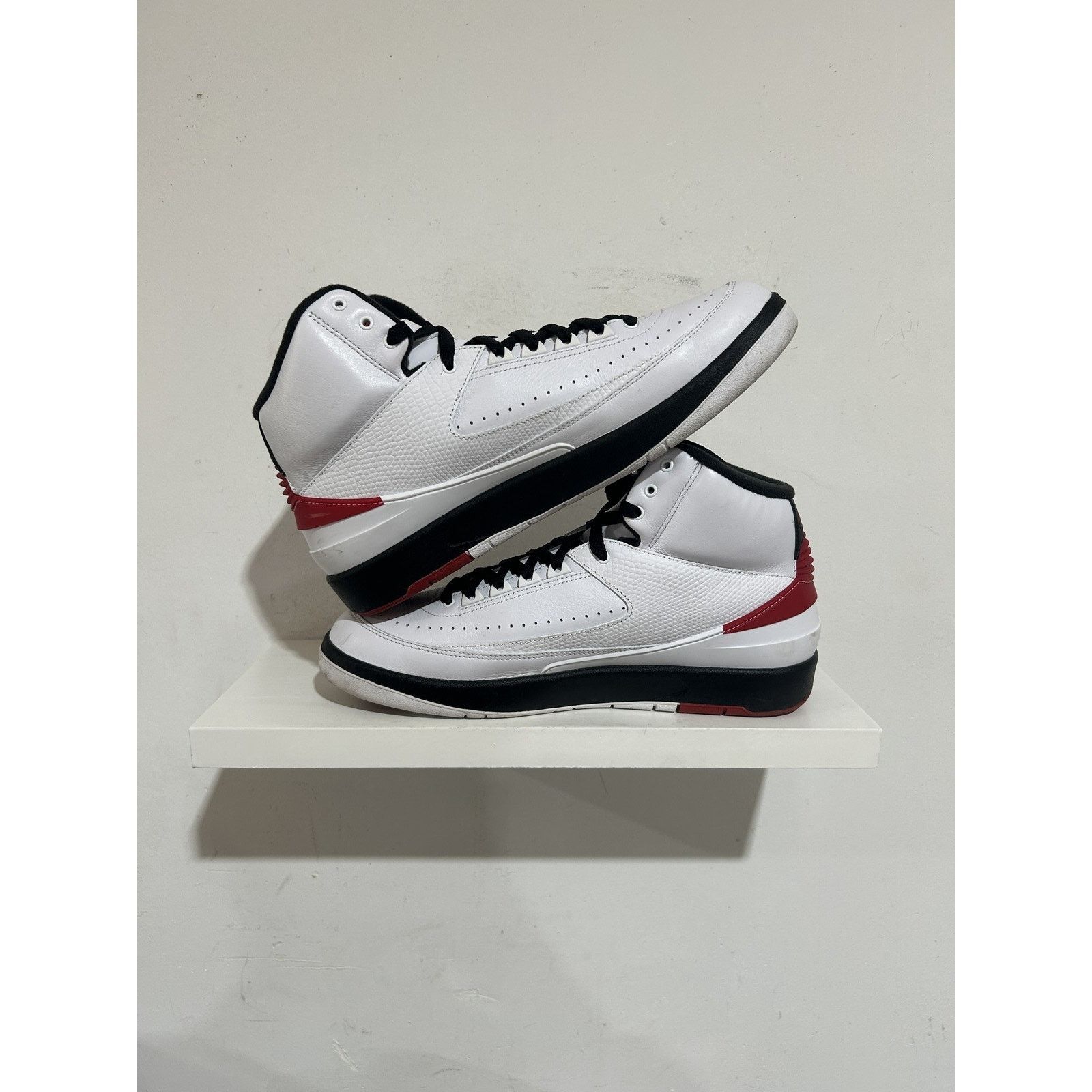 Jordan Brand JORDAN 2 CHICAGO 2022 SIZE 11 PREOWNED Size US 11 / EU 44 - 2 Thumbnail