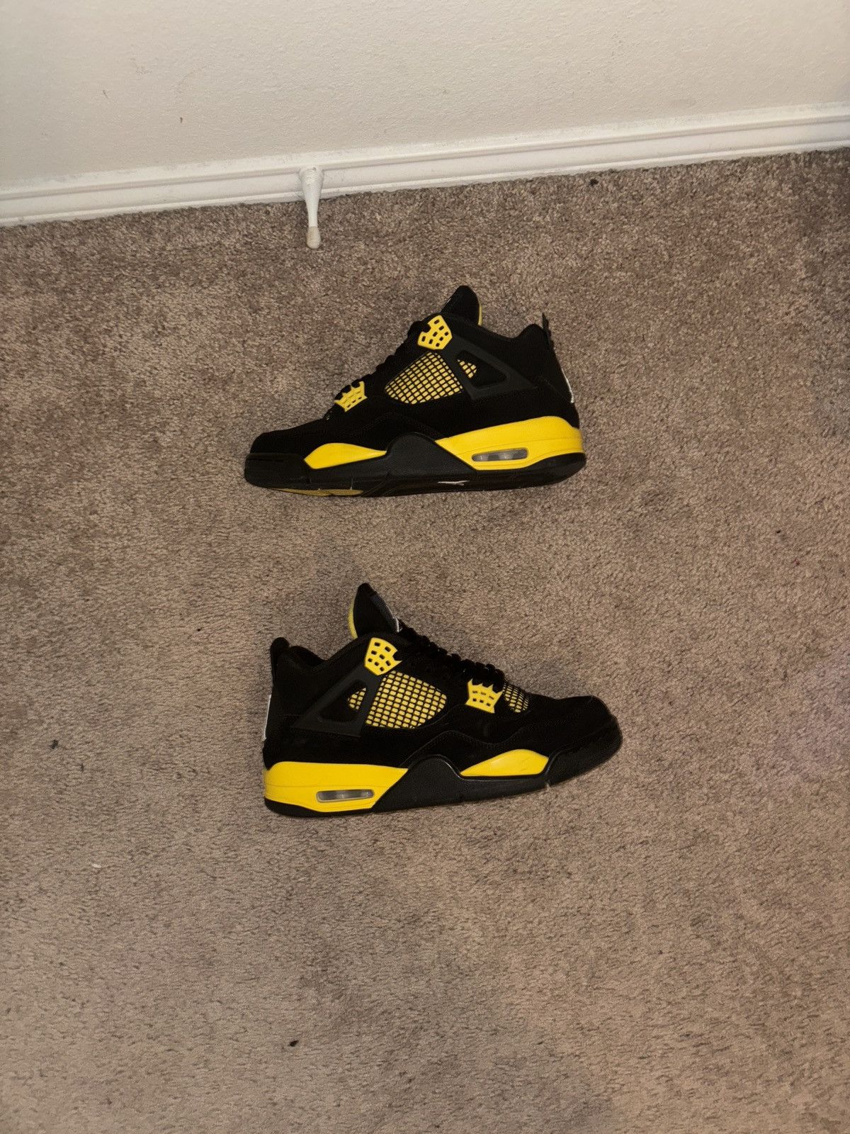 Other Jordan 4 retro Thunder (2023) Size US 9 / EU 42 - 2 Thumbnail