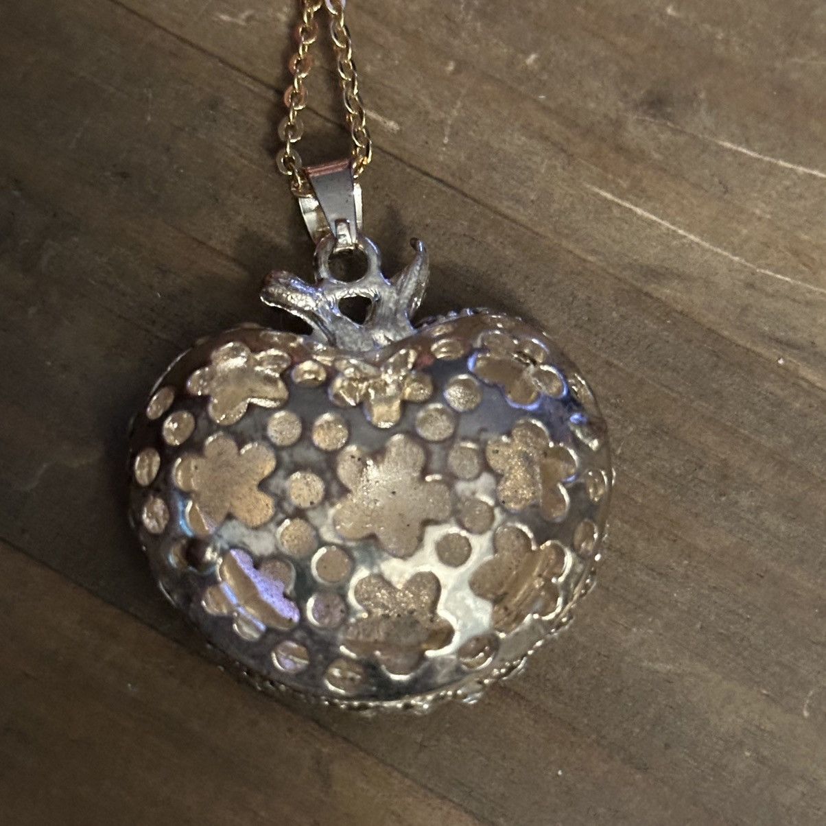 Other Large paved rhinestone puffed apple pendant necklace Size ONE SIZE - 5 Thumbnail