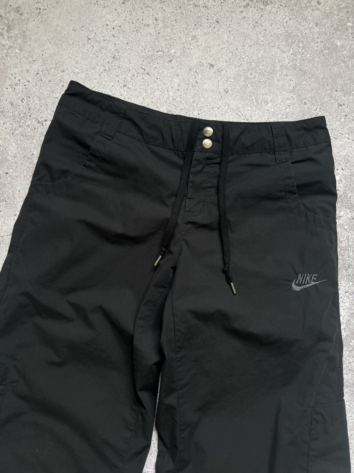 Vintage Vintage Nike Y2K Swoosh Cargo Pants Size 32" / US 10 / IT 46 - 3 Thumbnail