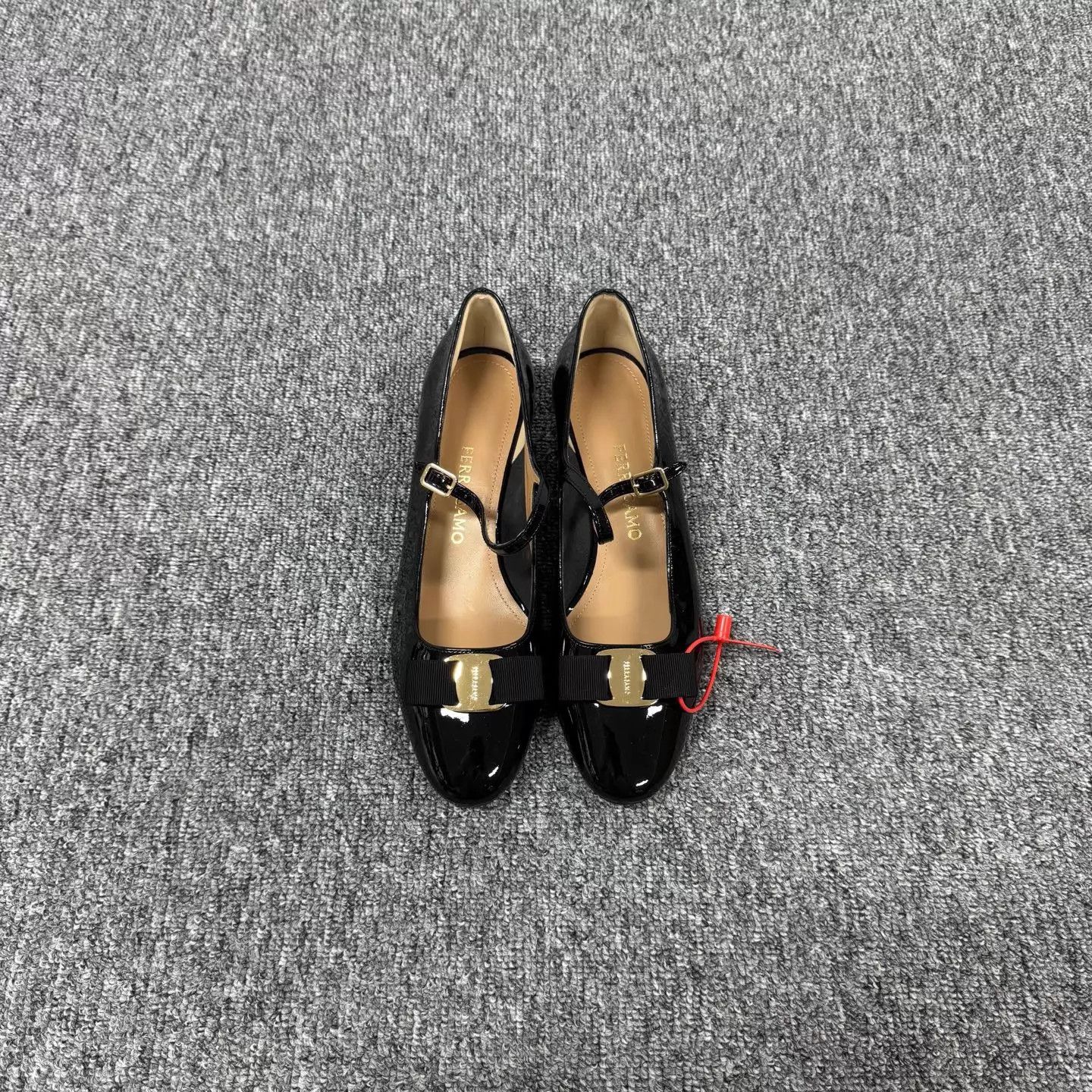 Salvatore Ferragamo Ferragamo 26 New Black & Gold Patent Leather Mary Jane 39 Size US 8.5 / IT 38.5 - 2 Thumbnail