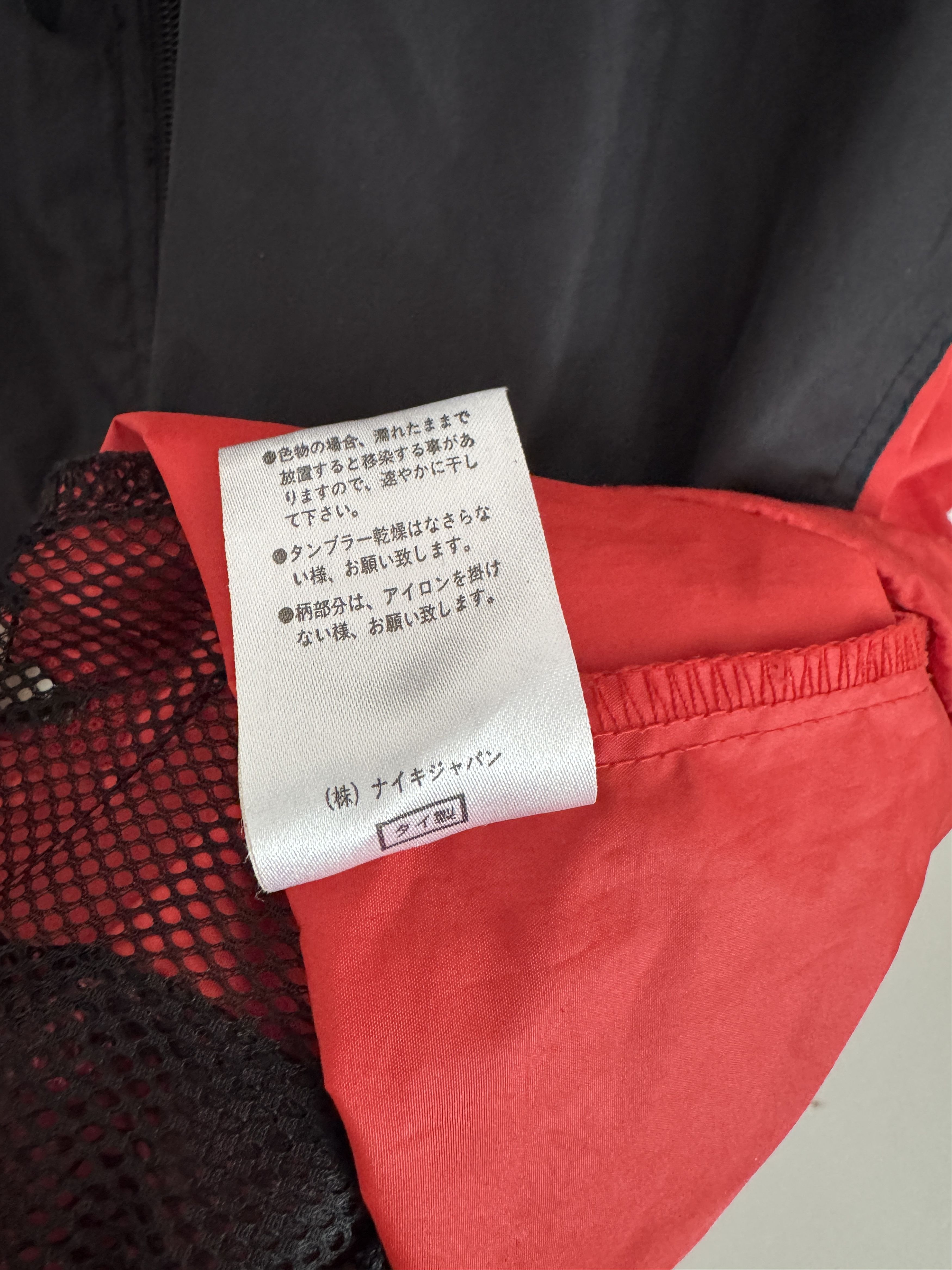 Nike ACG Vintage Nike ACG Packable Anorak Jacket Black Red L Size US L / EU 52-54 / 3 - 6 Thumbnail