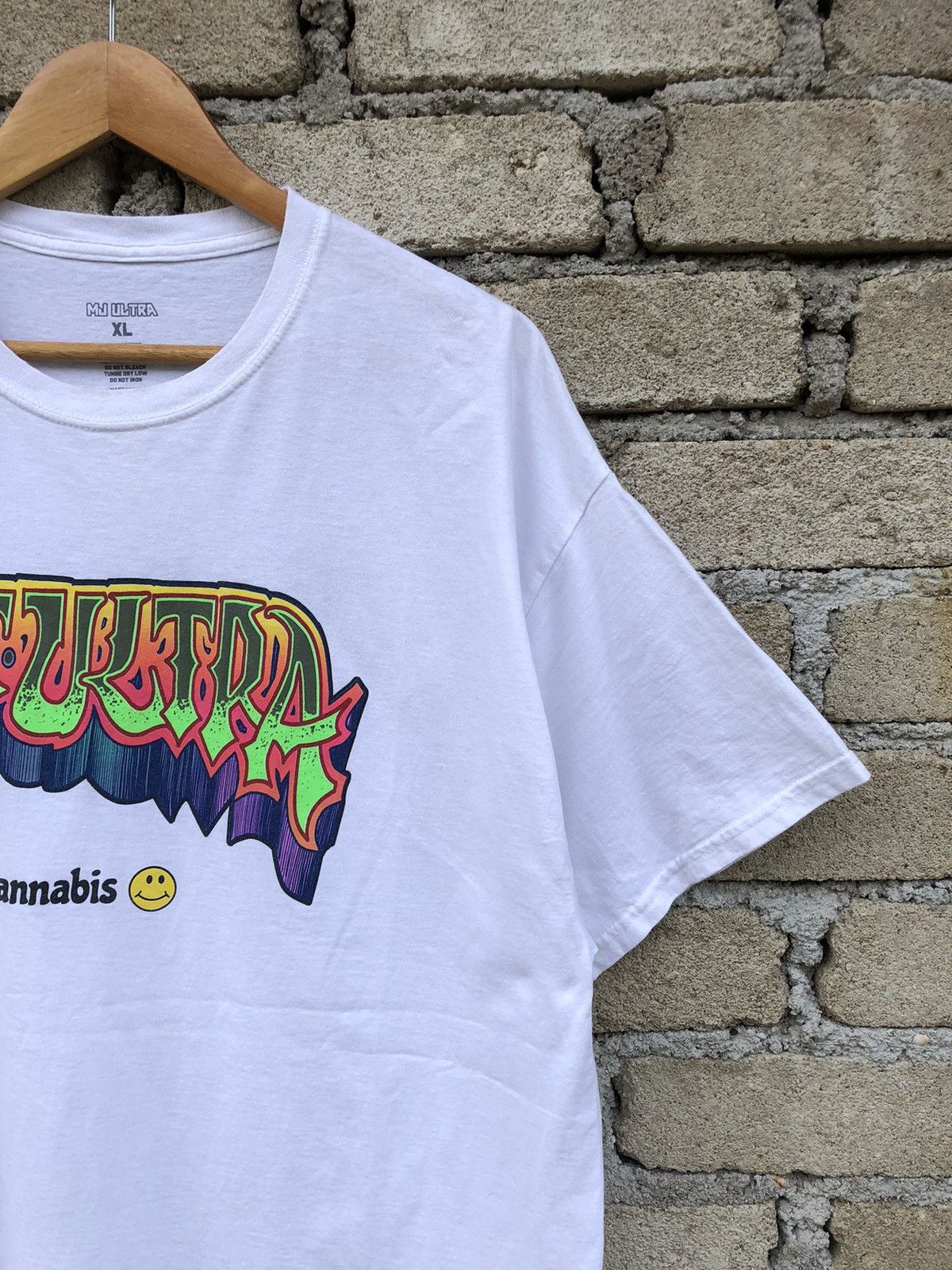 Japanese Brand 🔥RARE🔥MJ ULTRA Graffiti Cannabis Smile Tshirts Size US XL / EU 56 / 4 - 6 Thumbnail