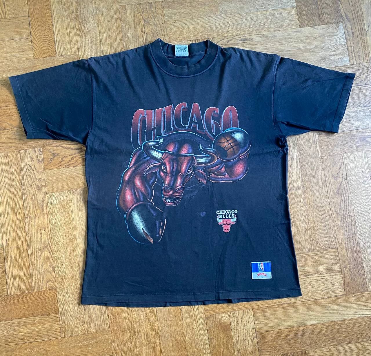Nutmeg Vintage 1993 Nutmeg Chicago Bulls NBA T Shirt Size US XL / EU 56 / 4 - 1 Thumbnail