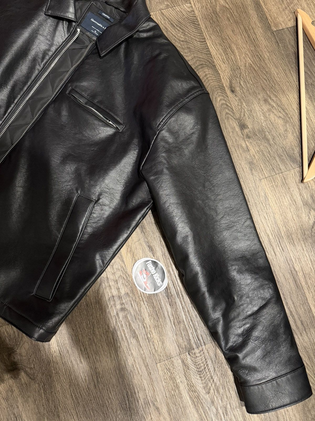 Abercrombie & Fitch Cropped Vegan Leather Zip Trucker Jacket Size US XL / EU 56 / 4 - 2 Thumbnail