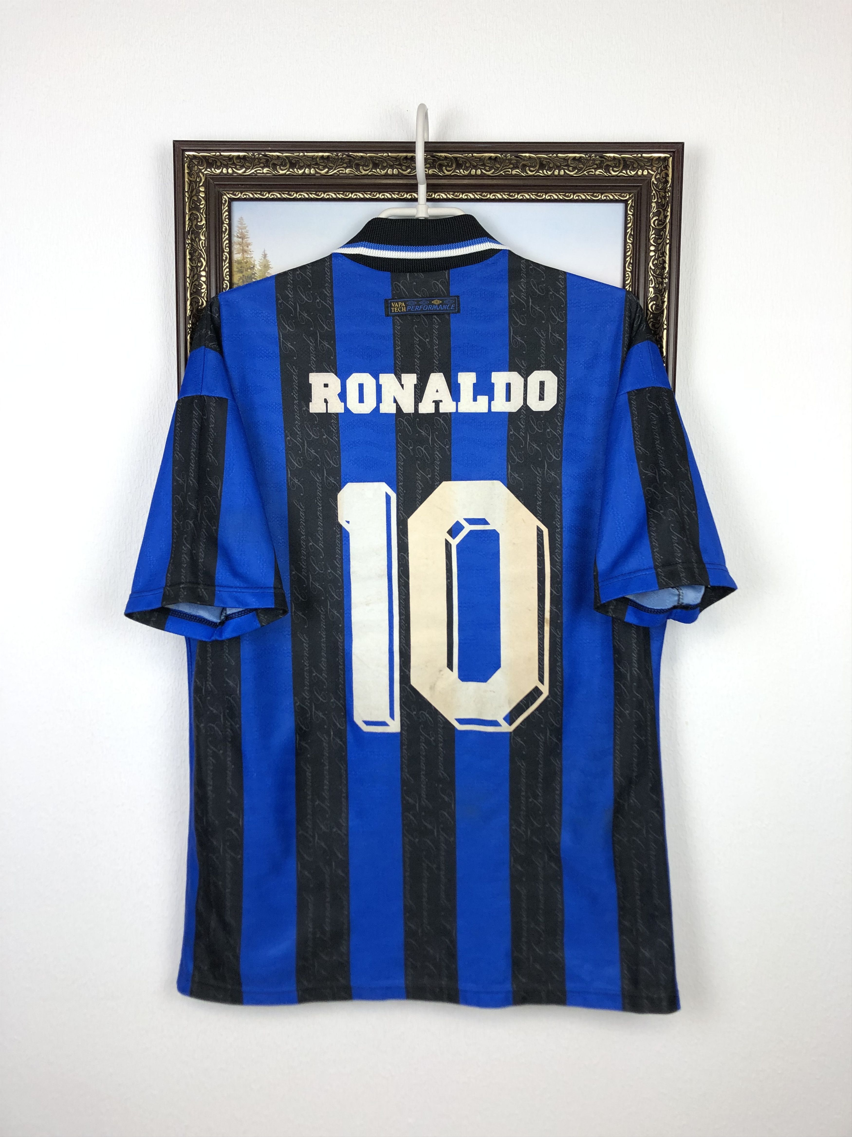 Inter Milan football shirt 1997 #10 Ronaldo Umbro Tee Hype