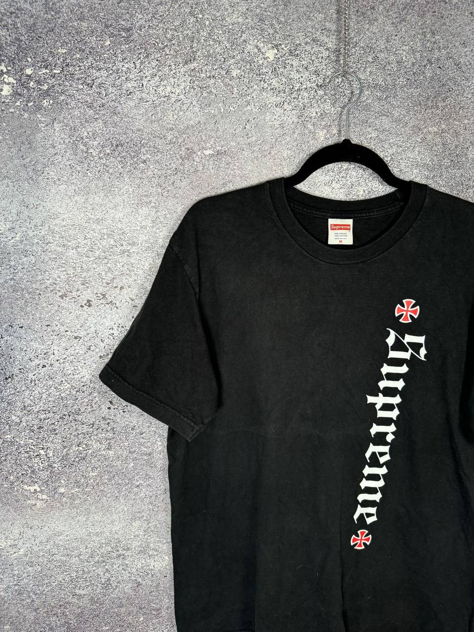 Independent Truck Co. × Supreme T-Shirt FW17 Supreme x Independent Old English Nera Taglia Size US M / EU 48-50 / 2 - 2 Thumbnail