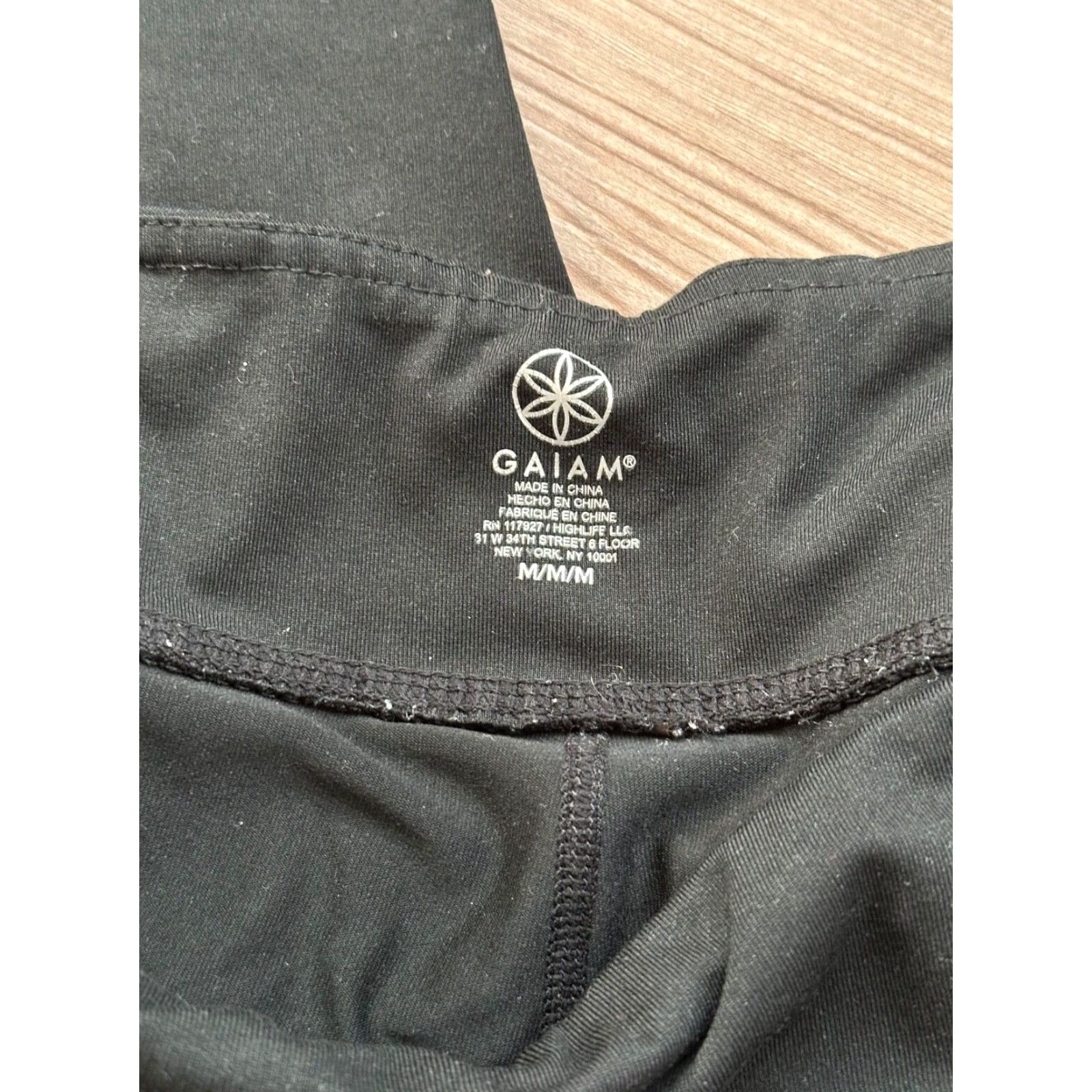 Vintage Gaiam Women's Black Capri Leggings Medium with Green Accents for Yoga Activewear Size 32" / US 10 / IT 46 - 2 Thumbnail
