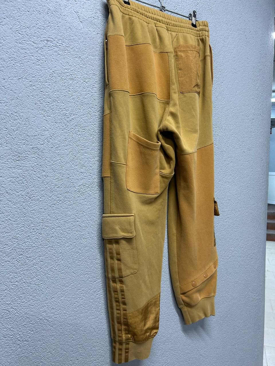 Adidas × Ivy Park Adidas x Ivy Park cargo sweatpants unisex size XS Size US 28 / EU 44 - 11 Thumbnail