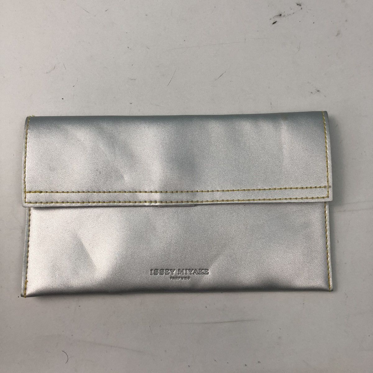 Issey Miyake × Pleats Please Issey Miyake ISSEY MIYAKE PARFUMS POUCH WALLET Size ONE SIZE - 2 Thumbnail