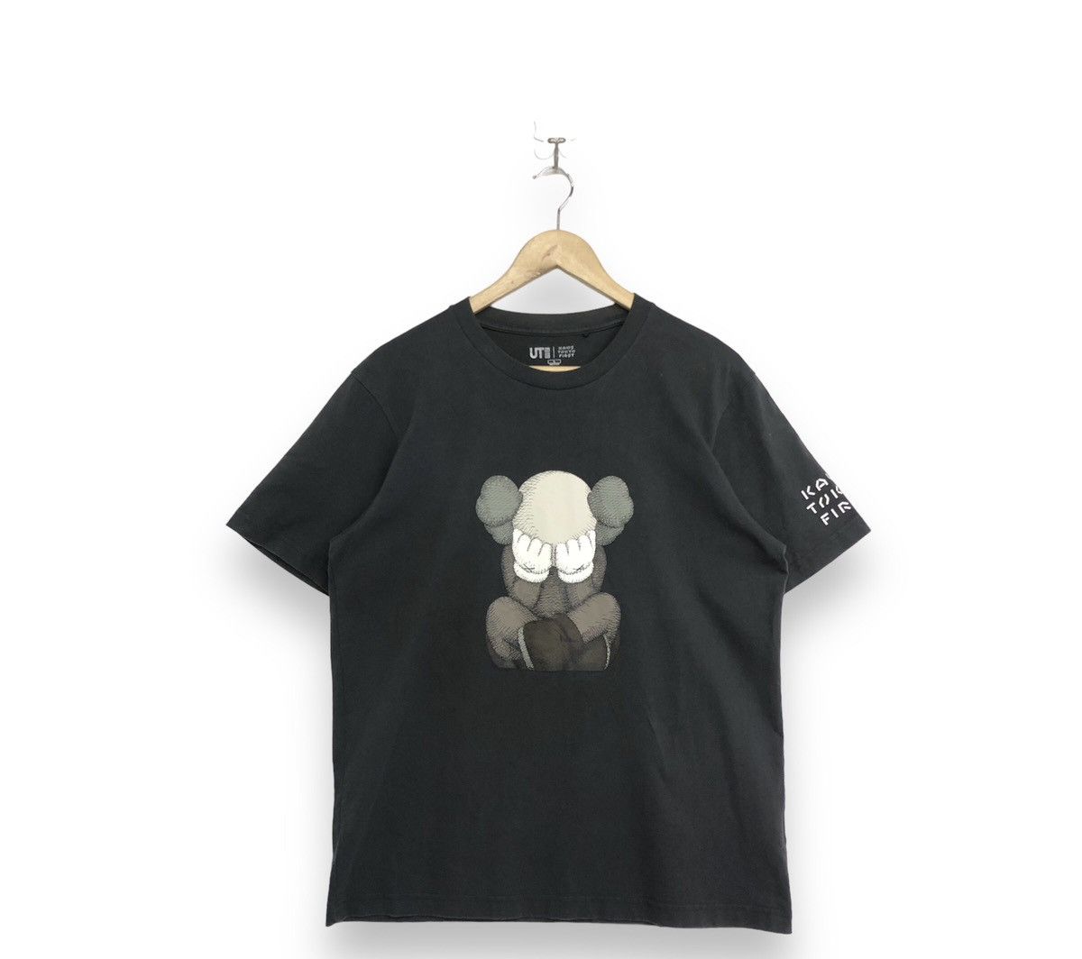 Kaws KAWS Tokyo First X Uniqlo Graphic Tshirt Size US L / EU 52-54 / 3 - 2 Thumbnail
