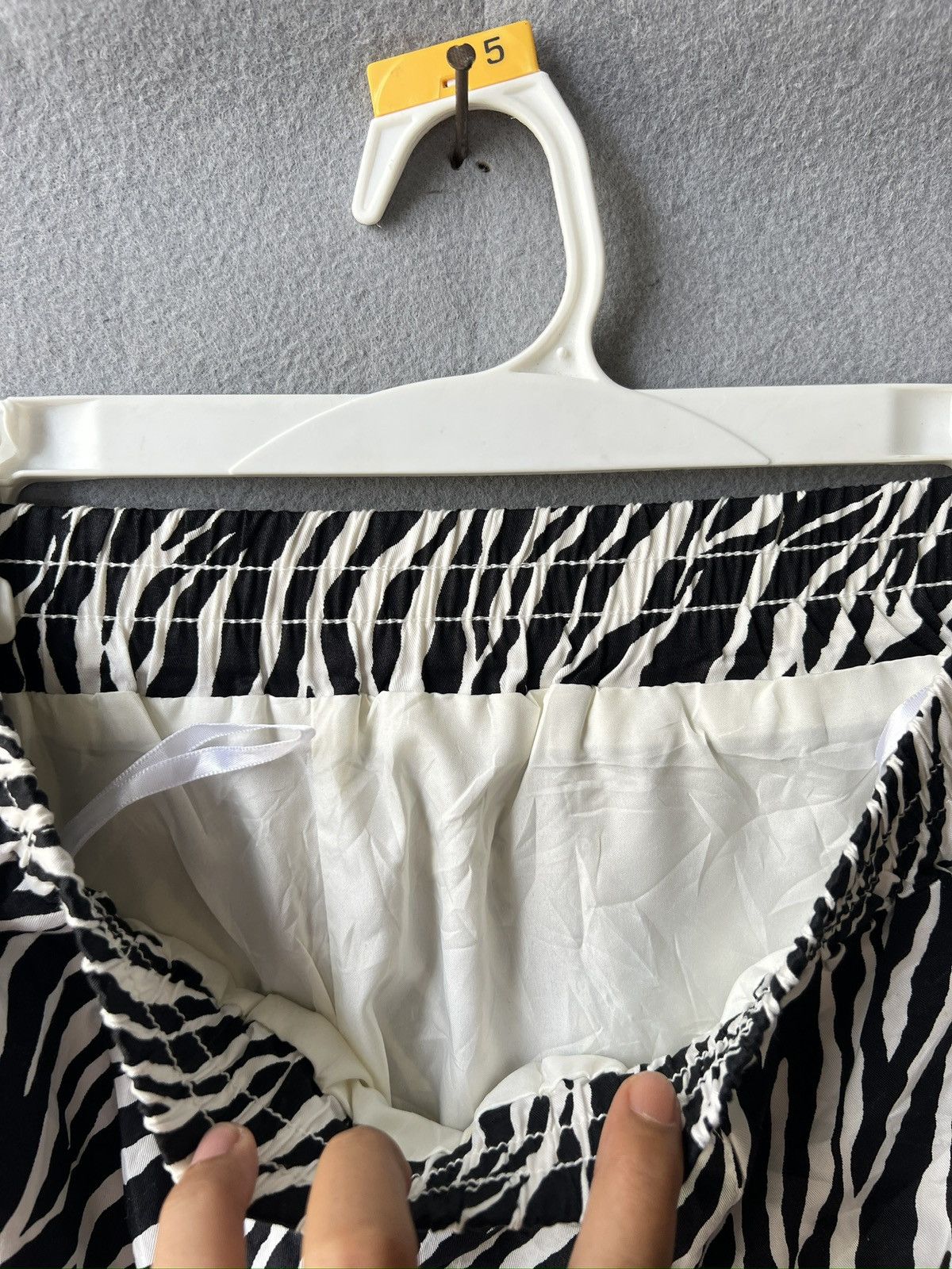 Japanese Brand 419. Zebra Print Short Pants x 1095 x Japanese Brand Size 28" / US 6 / IT 42 - 5 Thumbnail
