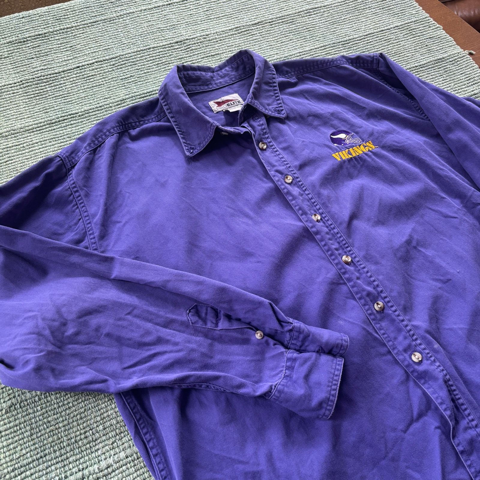 Vintage Vintage 1990s Purple Cotton Minnesota Vikings Button Up XL Size US XL / EU 56 / 4 - 5 Thumbnail