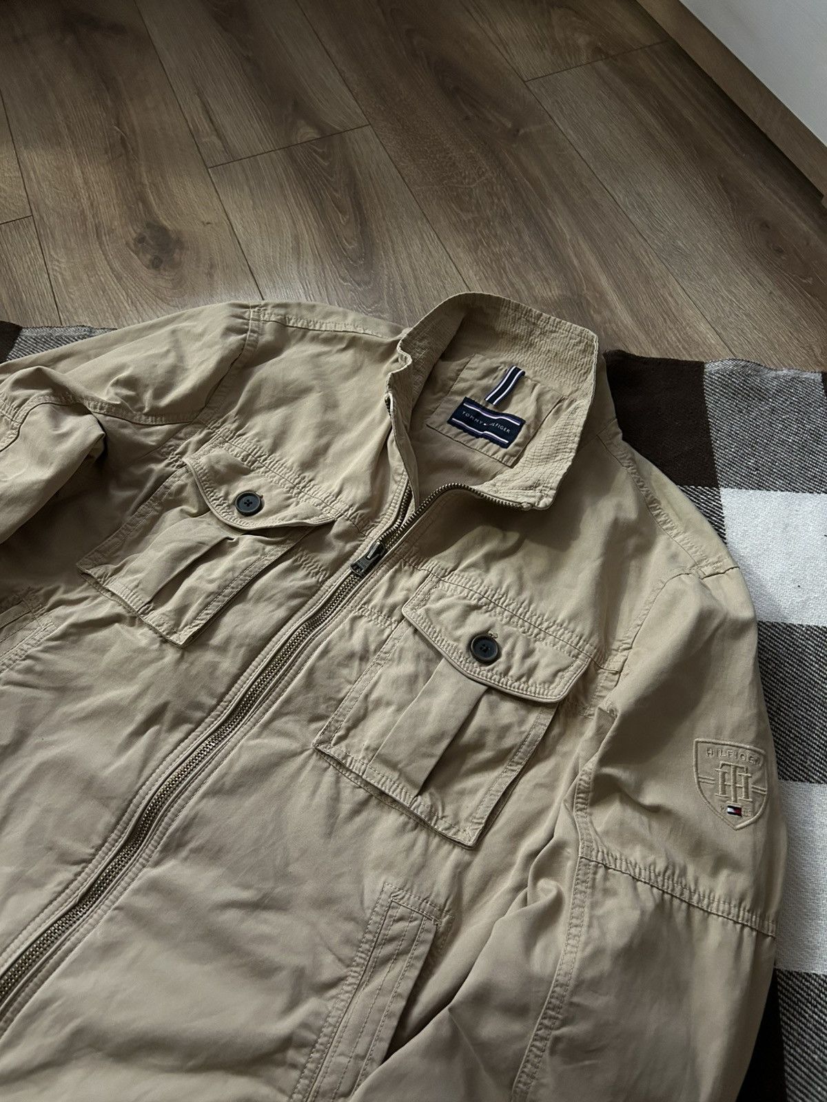Tommy Hilfiger Tommy Hilfiger Mens beige multi-pocket bomber jakcet Size US XL / EU 56 / 4 - 2 Thumbnail