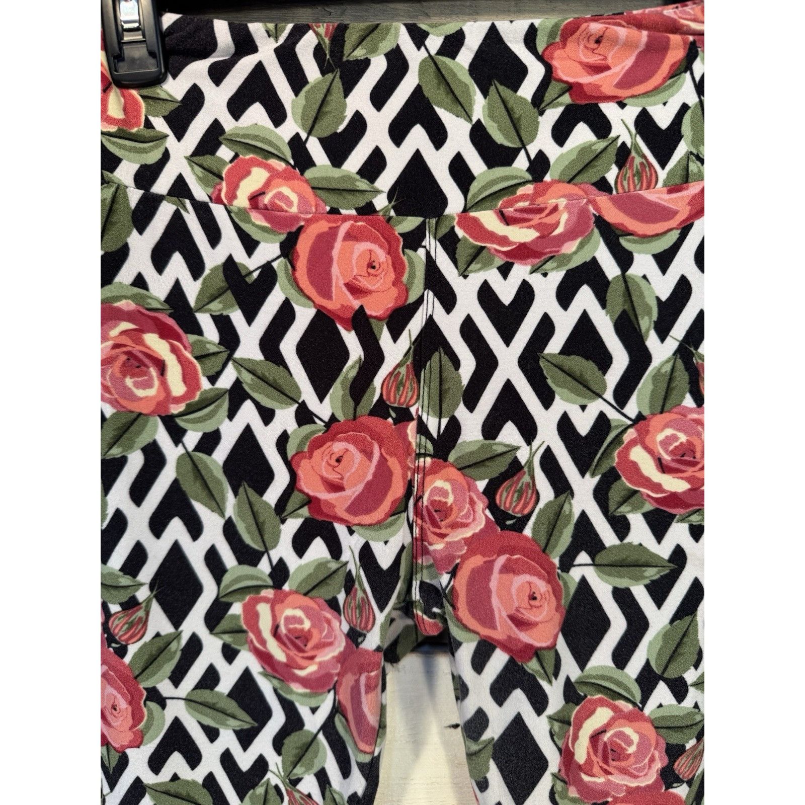 Other LuLaRoe Leggings OS One Size BLACK WHITE PINK ROSES Used Con Size 29" - 2 Thumbnail