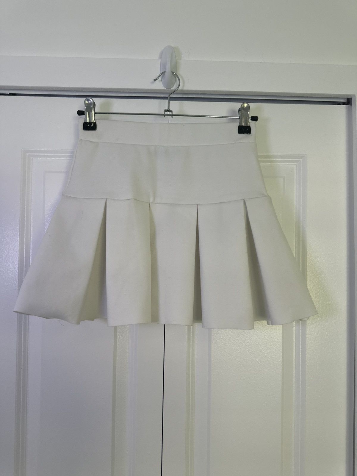 Lioness Revolve Lioness Pleated White Mini Skirt XS Size 25" / US 0 / IT 36 - 1 Thumbnail
