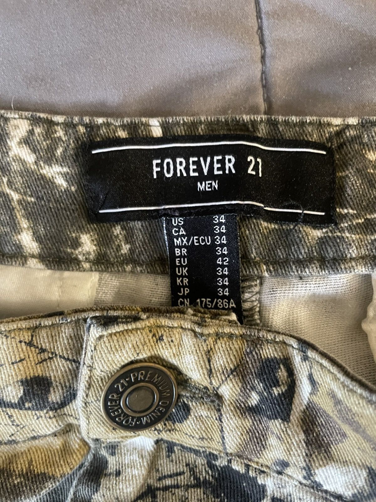 Forever 21 camo green and brown shorts Size US 33 - 3 Thumbnail