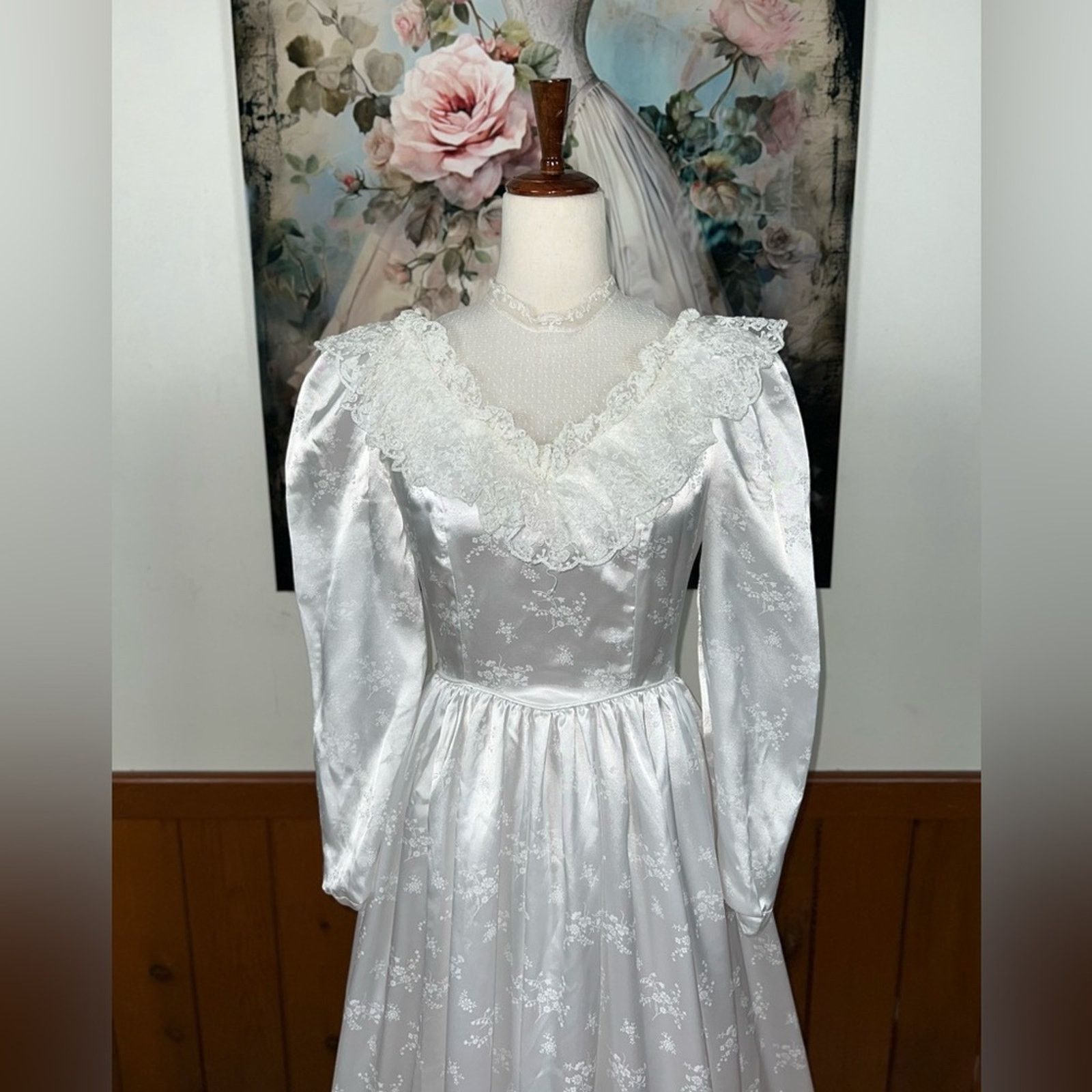 Vintage Pretty Vintage 1970s White Embossed Satin Wedding Gown! Size M / US 6-8 / IT 42-44 - 4 Thumbnail