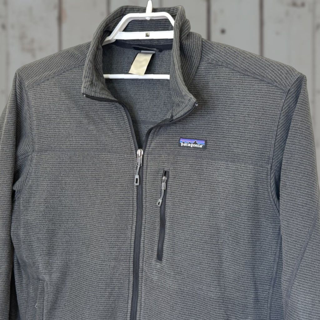 Patagonia Oakes Full Zip Jacket Mens XL Gray Grid Fleece Outdoor Hiking Bomber Jacket Stand-Up Collar Pockets Bar none