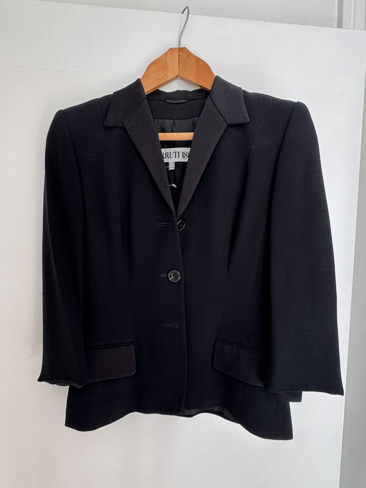 Cerruti 1881 Vintage Cerrutti 1881 Blazer Satin Detail Minimalist Size M / US 6-8 / IT 42-44 - 1 Thumbnail