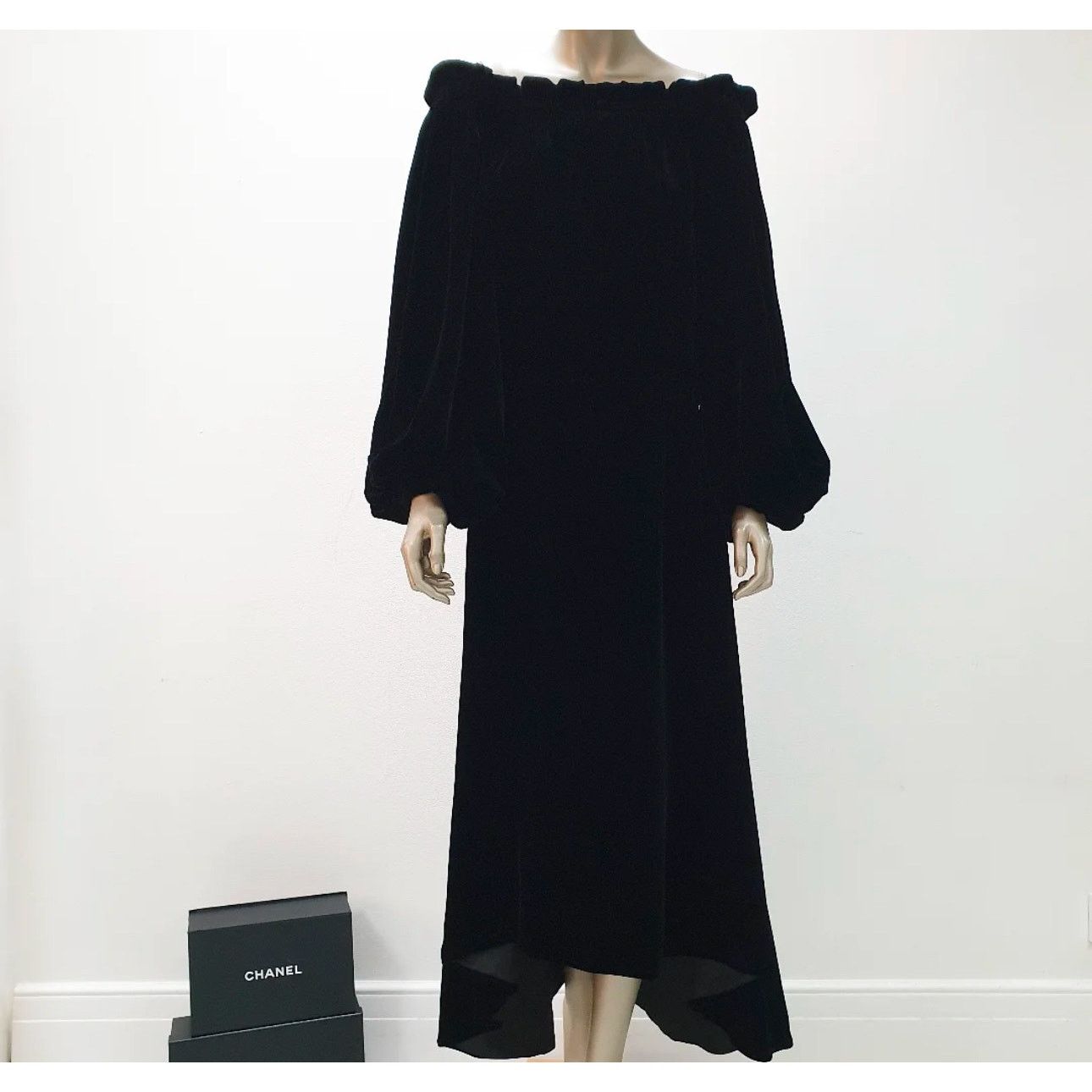 Chanel NWT Chanel Black Free Shoulder Midi Dress Sz.42 Size M / US 6-8 / IT 42-44 - 4 Thumbnail