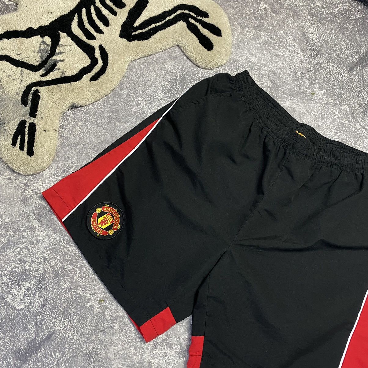 Vintage Vintage Manchester United Small Logo football team shorts Size US 34 / EU 50 - 2 Thumbnail