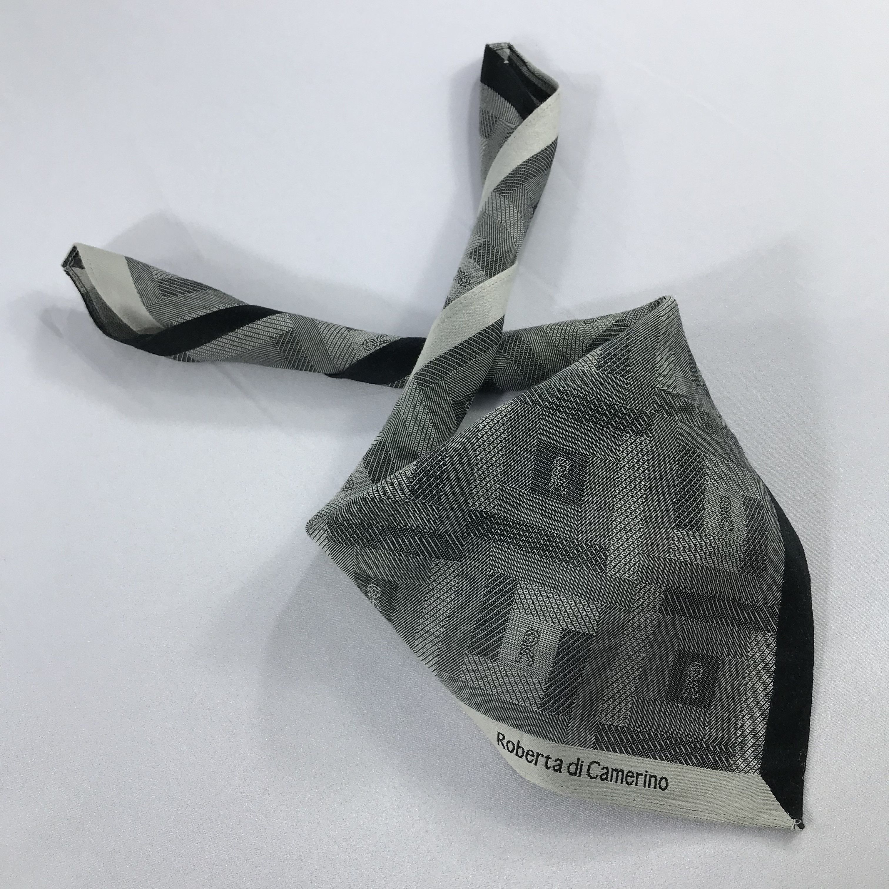 Roberta di Camerino × Vintage Roberta Di Camerino Bandana /Handkerchief/Neckerchief -S2284 Size ONE SIZE - 3 Thumbnail