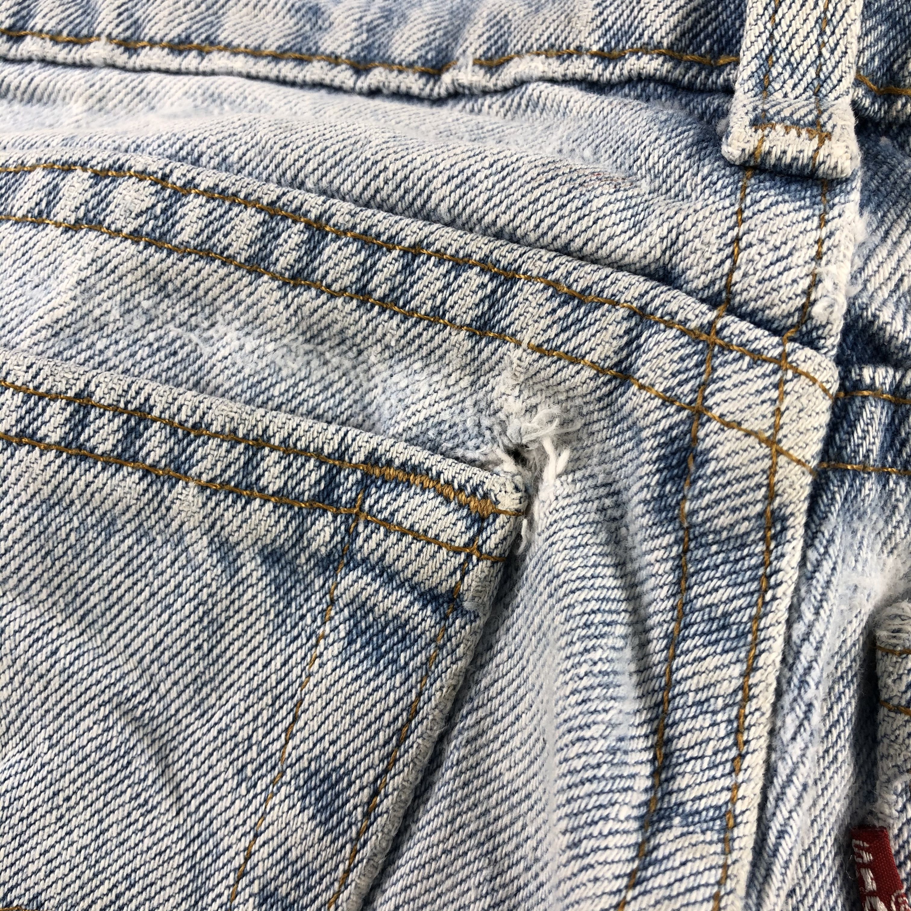 Levi's Vintage 90s Levis 550 Jeans Light Wash Denim KJ929 Size US 32 / EU 48 - 9 Thumbnail