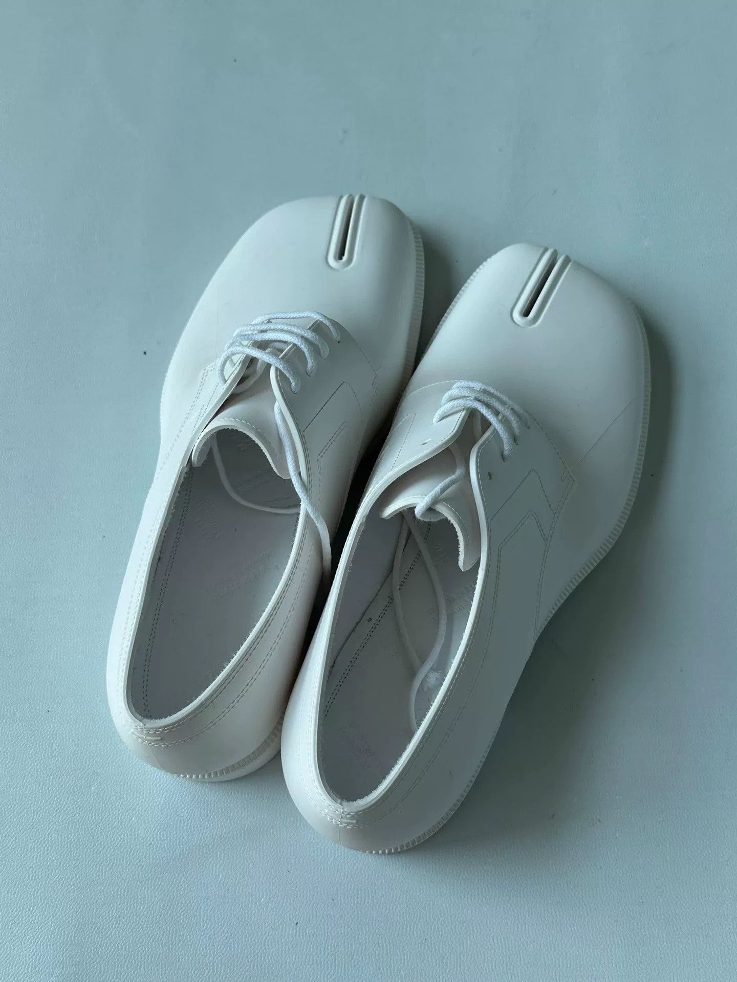 Maison Margiela Maison Margiela White Tabi Rubber Split-Toe Shoes Size US 7 / EU 40 - 3 Thumbnail
