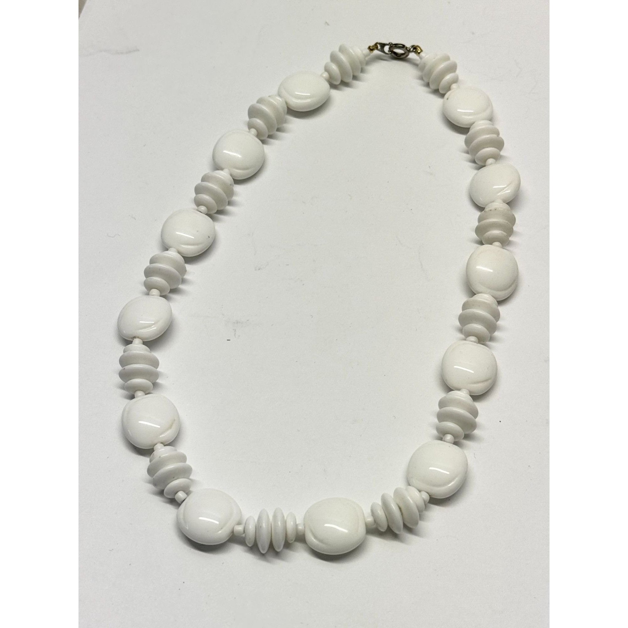 Vintage Vintage white plastic beaded necklace Size ONE SIZE - 3 Thumbnail