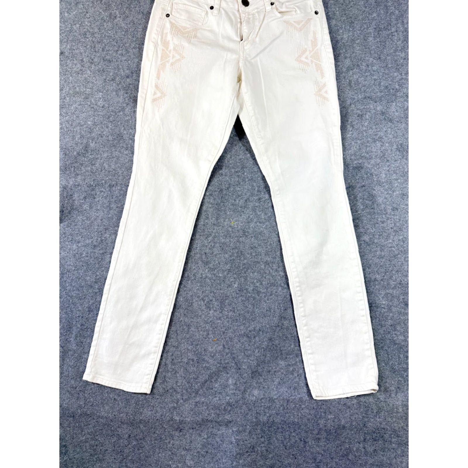 American Eagle Outfitters American Eagle Outfitters Jeans Womens 8 White Denim Aztec Embroidered Stretch Skinny Pants Shirt? Size 30" / US 8 / IT 44 - 4 Thumbnail